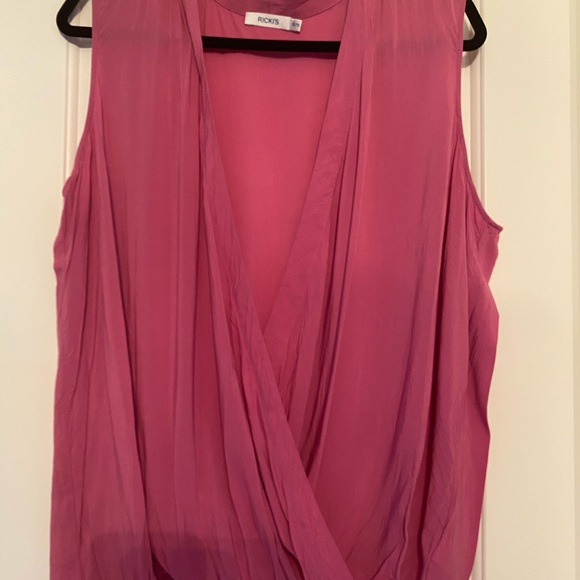 Tops and Dresses - Picture 11 of 16